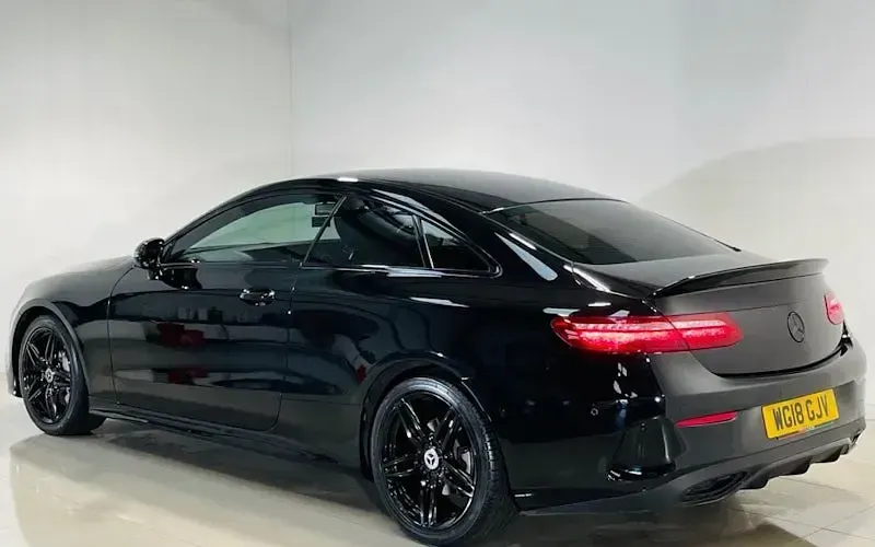 Usado Mercedes E220 AMG line 194 HP (142 kW) 2018 Preto Coupé