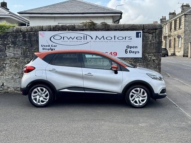 Used Renault Captur Dynamique 90 HP (66 kW) 2015 Silver/orange SUV