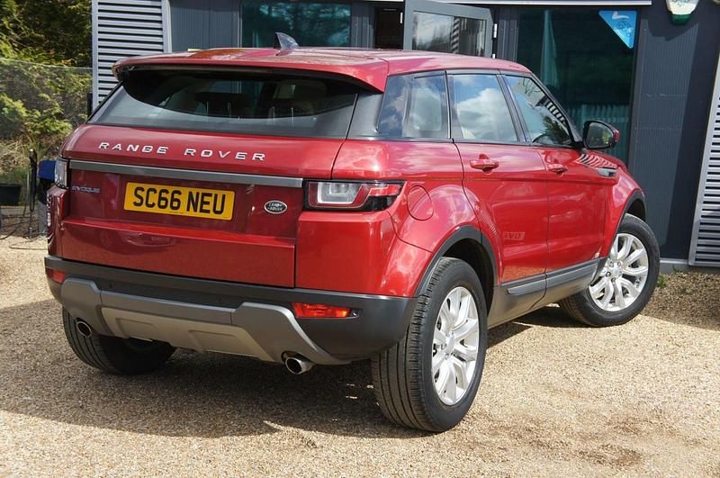 Used Land Rover Range Rover evoque SE 150 HP (110 kW) 2017 Red Estate