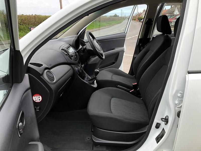 Used Hyundai i10 Active 85 HP (62 kW) 2013 White Hatchback