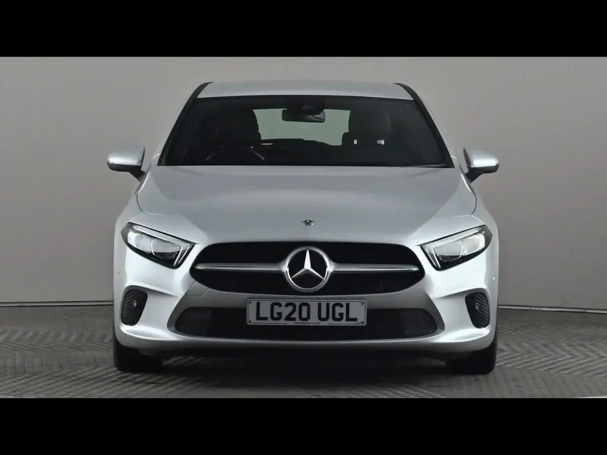 Begagnad Mercedes A180 Executive 2020 Silver Halvkombi