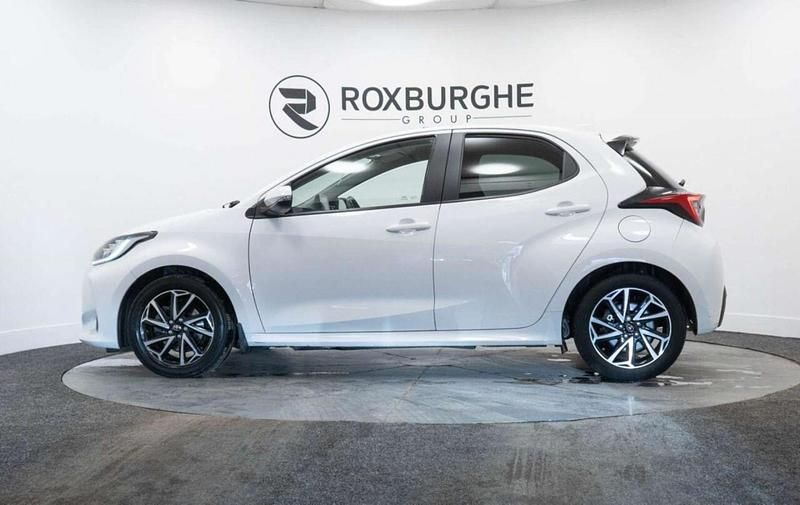 Used Toyota Yaris Hybrid Design 116 HP (85 kW) 2023 White Hatchback