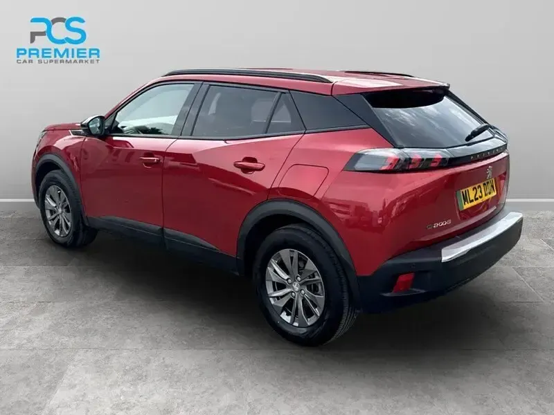 Usado Peugeot 2008 Active+ 100 kW (136 CV) 2023 Rojo SUV