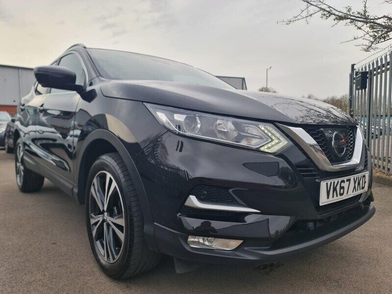 Black Used 2017 Nissan Qashqai N-Connecta SUV | £8,699 (Fair price) - Image 1/4