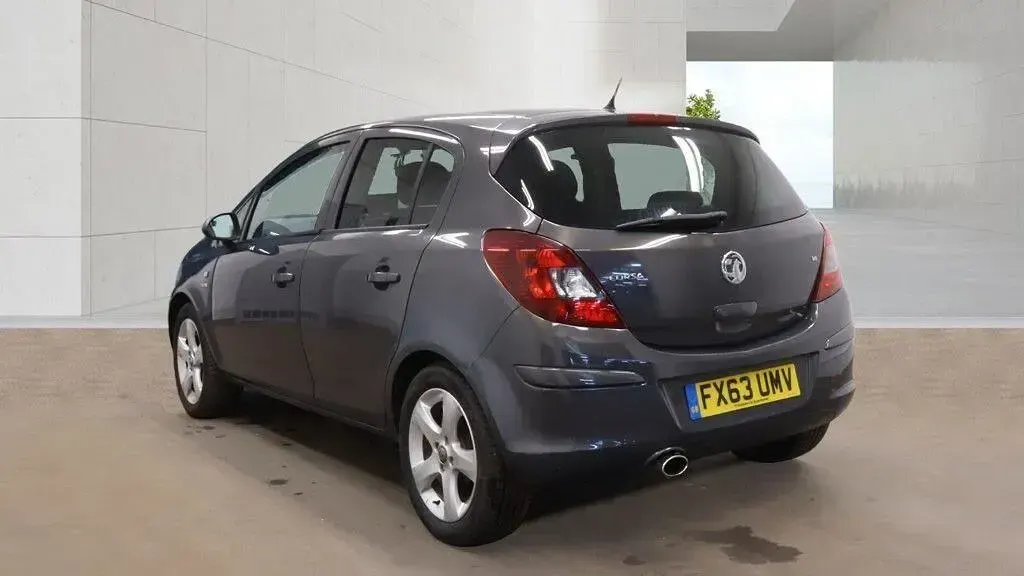 Usado Vauxhall Corsa 100 HP (73 kW) 2013 Cinzento Citadino