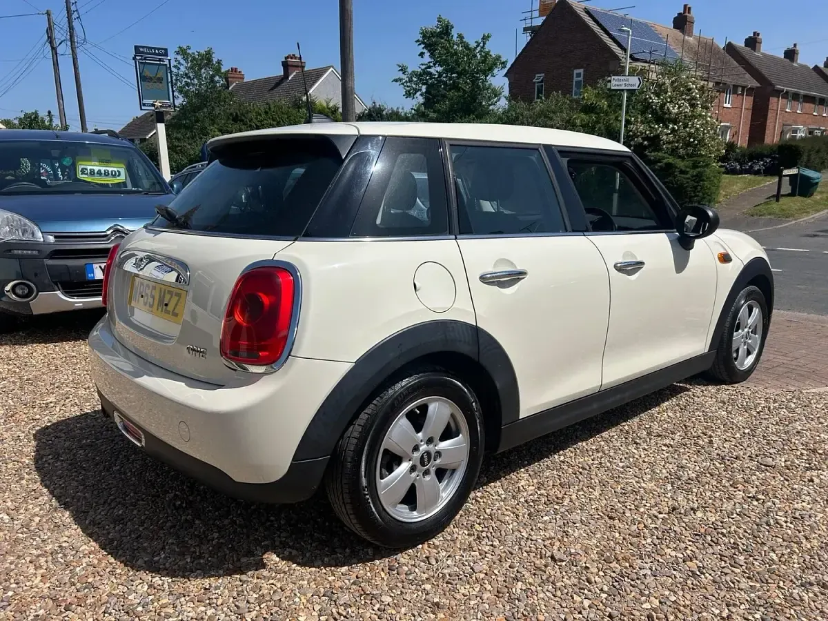 Used Mini ONE Hatch 102 HP (75 kW) 2015 White Hatchback