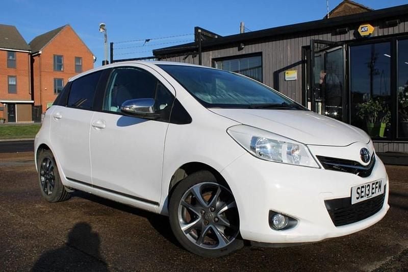 Used Toyota Yaris Trend 99 HP (72 kW) 2013 White Hatchback