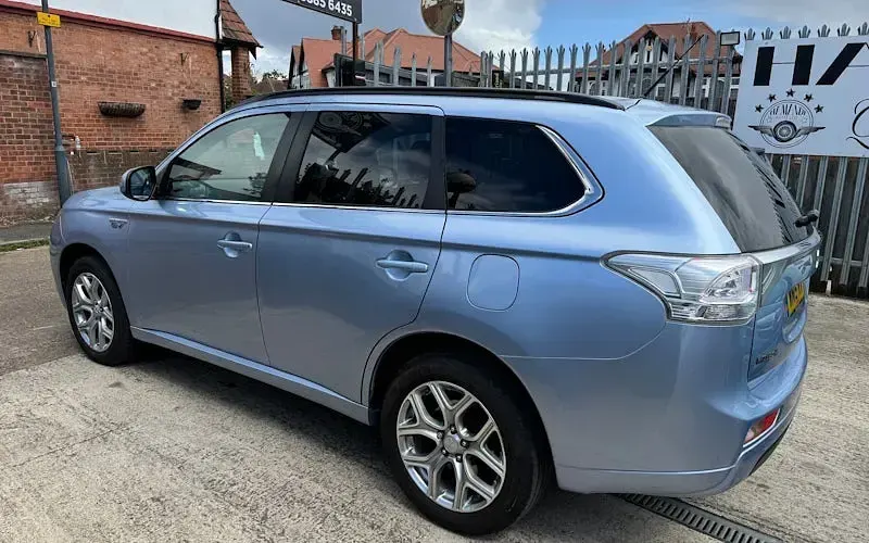 Used Mitsubishi Outlander P-HEV 200 HP (147 kW) 2015 Blue Estate