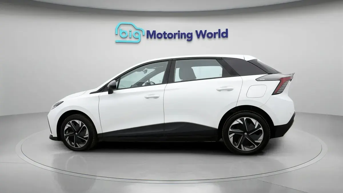 Used MG MG4 EV SE 319 kW (435 HP) 2023 White Hatchback