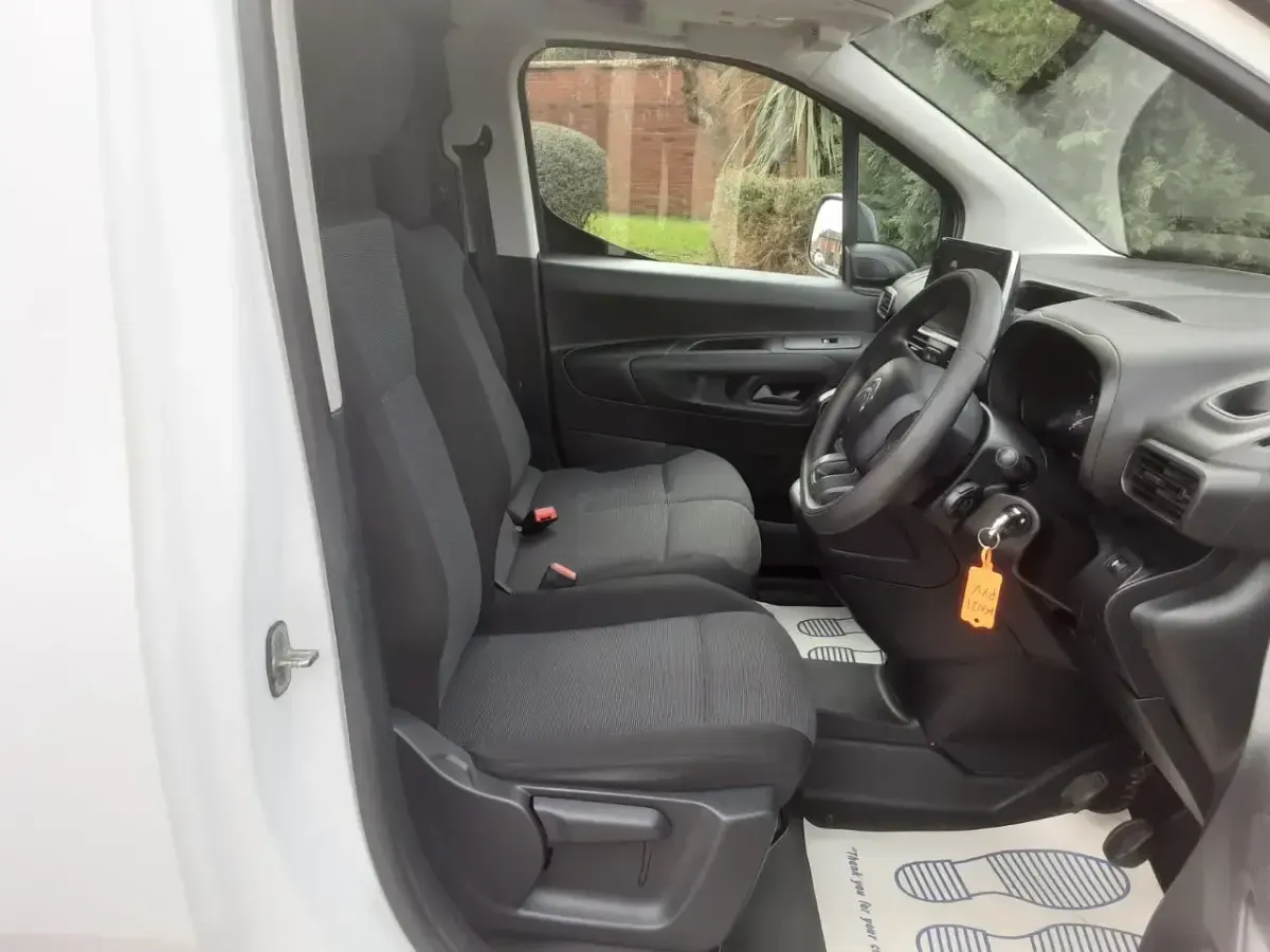 Used Citroën Berlingo 100 HP (73 kW) 2021 White MPV
