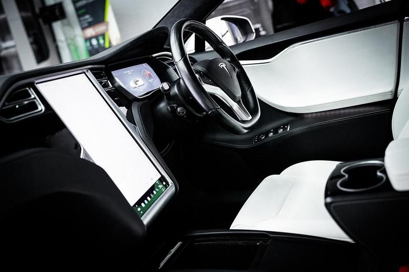 Used Tesla Model S 350 kW (476 HP) 2017 White Hatchback