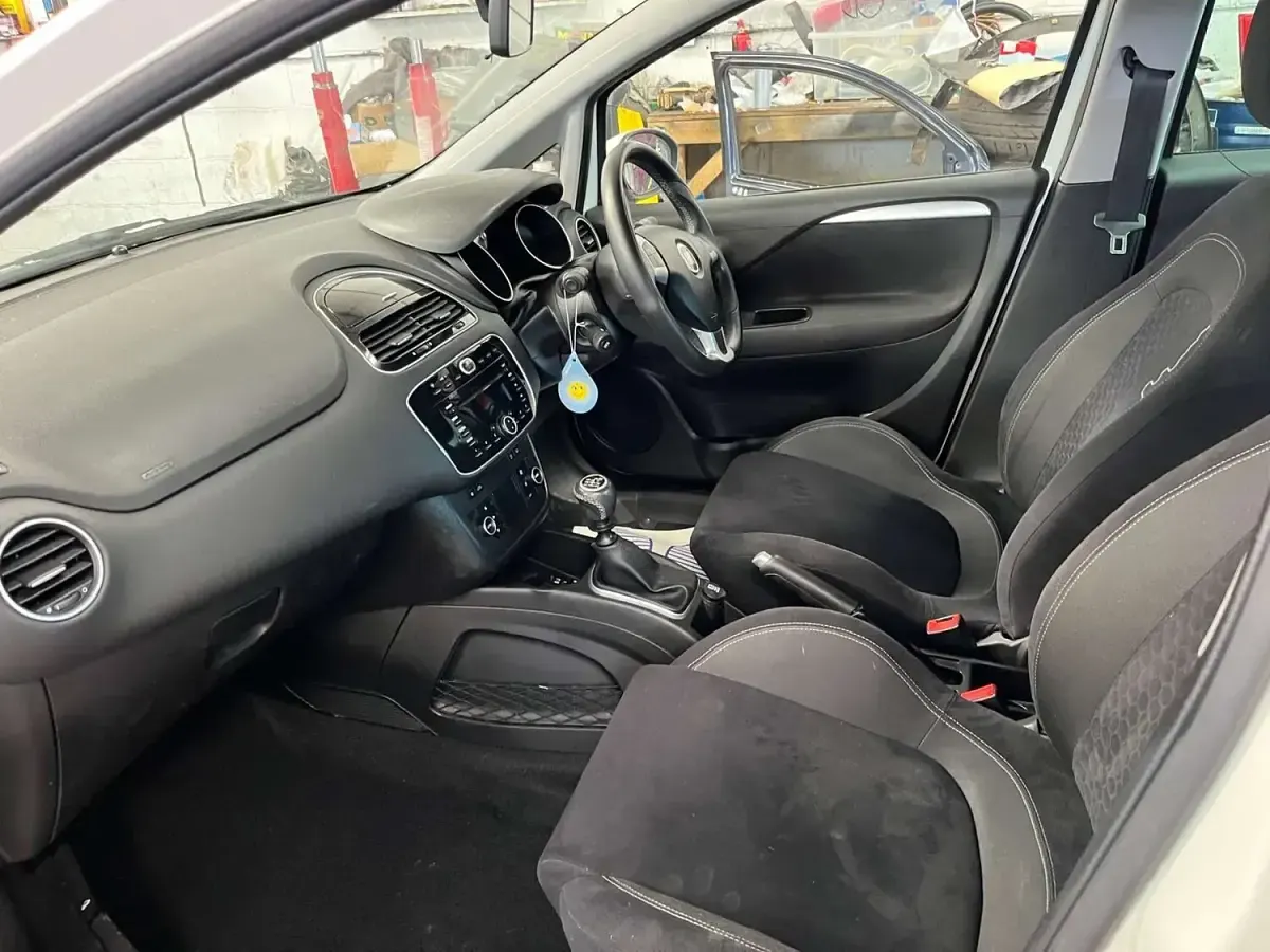 Used Fiat Punto 69 HP (50 kW) 2014 White Hatchback