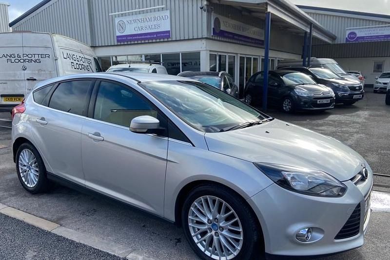 Used Ford Focus Zetec 125 HP (91 kW) 2011 Silver Hatchback