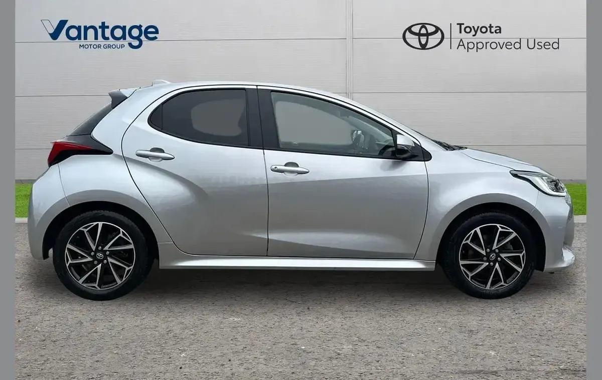 Used Toyota Yaris Design 113 HP (83 kW) 2023 Silver Hatchback
