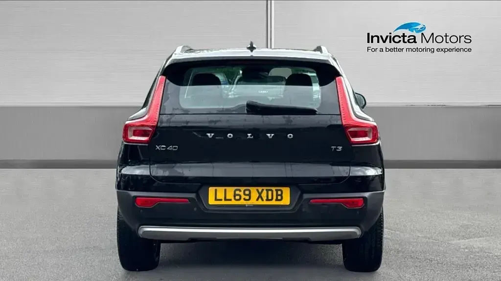 Used Volvo XC40 Momentum 163 HP (119 kW) 2019 Onyx black metallic SUV