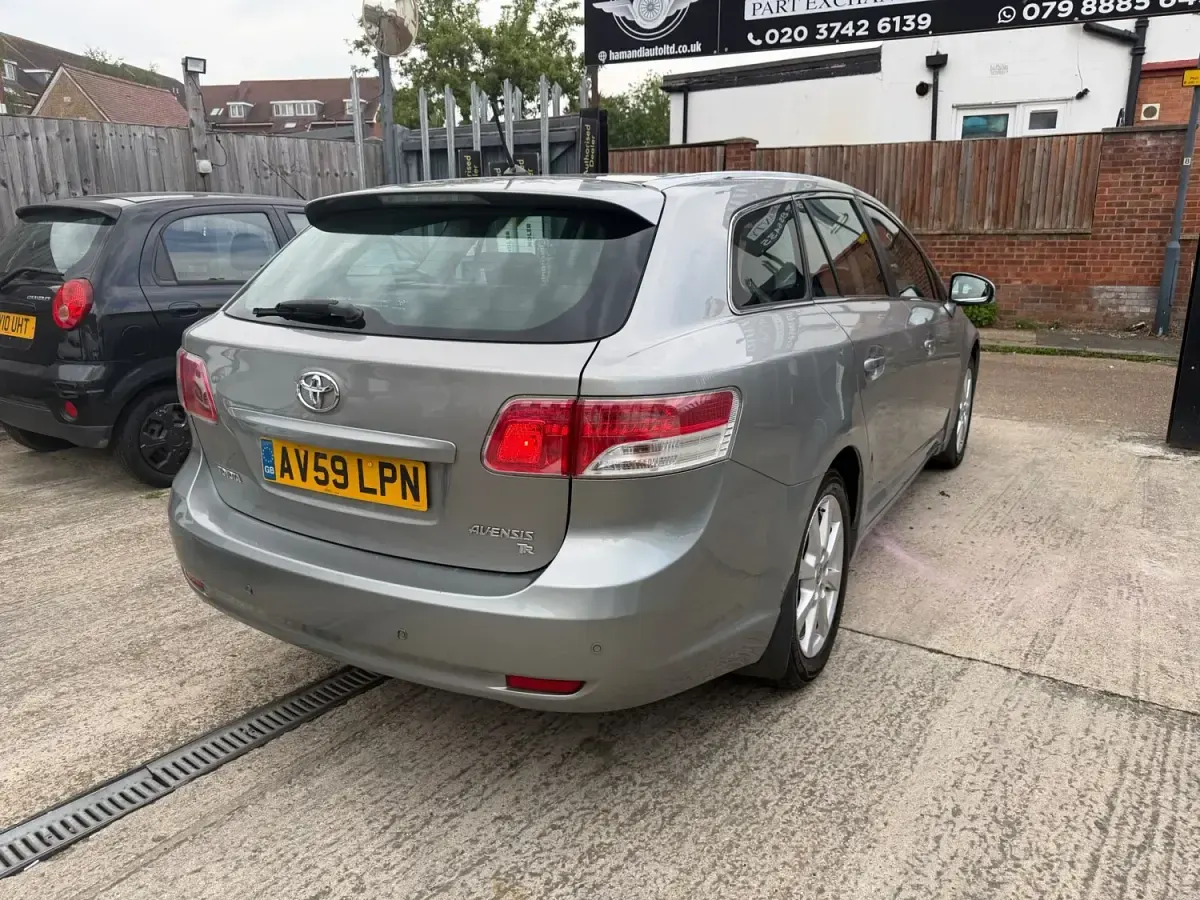 Usado Toyota Avensis 152 HP (111 kW) 2009 Cinzento Carrinha