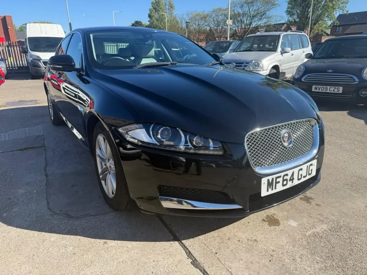 Usado Jaguar XF Luxury 200 HP (147 kW) 2014 Preto Sedan