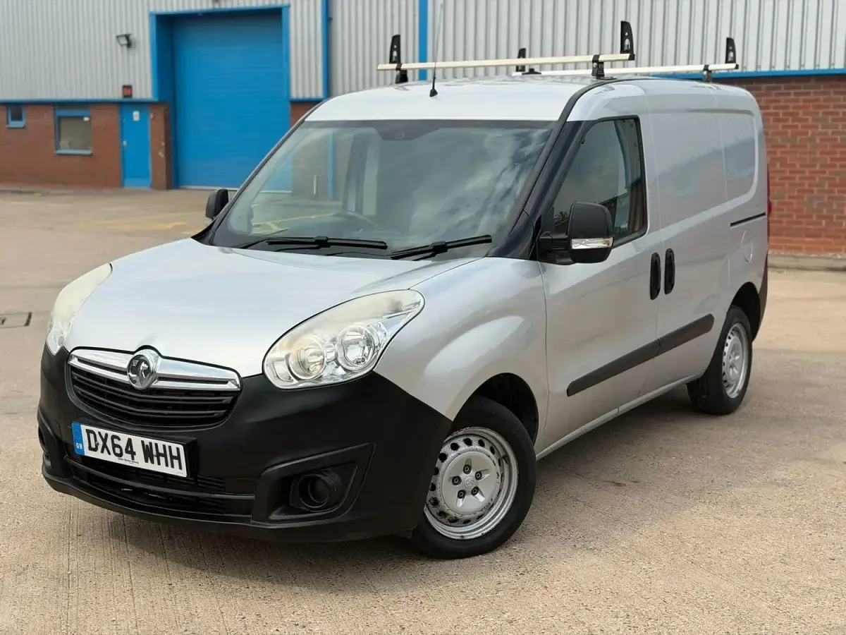 Usado Vauxhall Combo 2014 Plateado Monovolumen