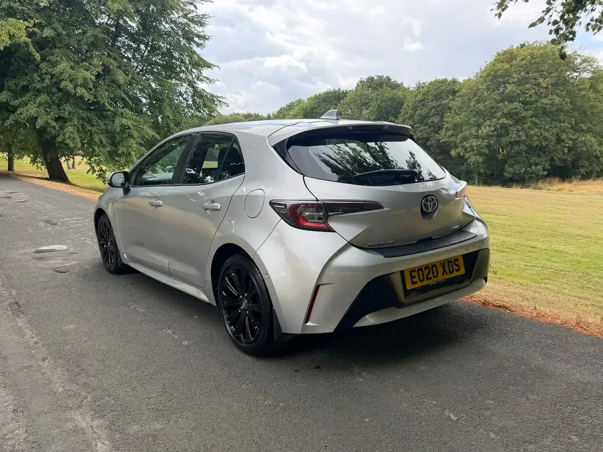 Used Toyota Corolla 122 HP (89 kW) 2020 Silver Hatchback