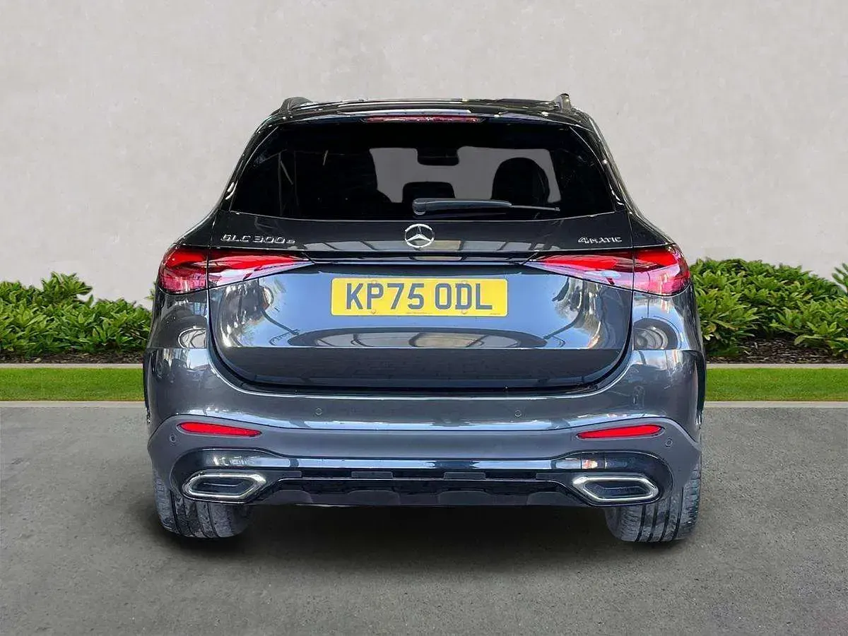 Usado Mercedes GLC300e Urban 2025 Gris Familiar