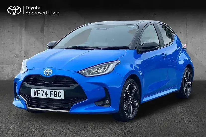 Used Toyota Yaris Edition 128 HP (94 kW) 2024 Neptune blue with black roof Hatchback