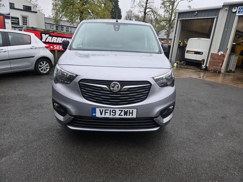 Second-hand Vauxhall Combo Sportive 100 CP (73 kW) 2019 Gri Monovolum