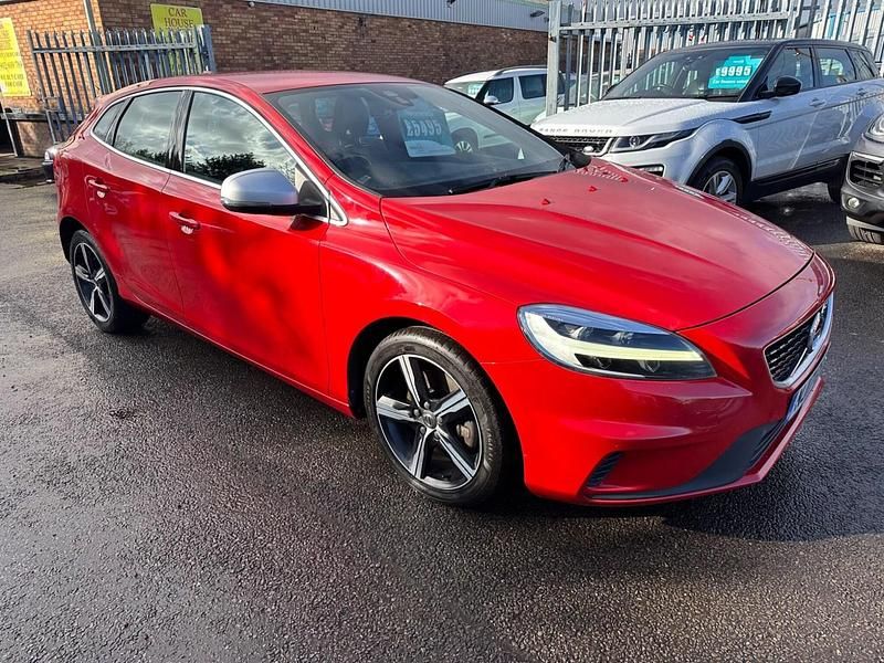 Begagnad Volvo V40 R-Design 190 HK (139 kW) 2017 Röd Halvkombi