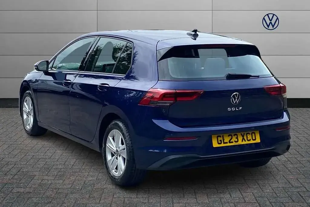Used VW Golf VIII Life 150 HP (110 kW) 2023 Blue Hatchback