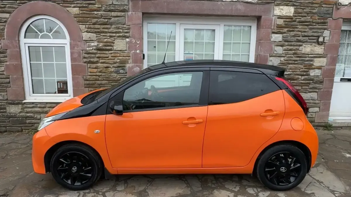 Second-hand Toyota Aygo X-cite 72 CP (52 kW) 2020 Portocaliu Hatchback