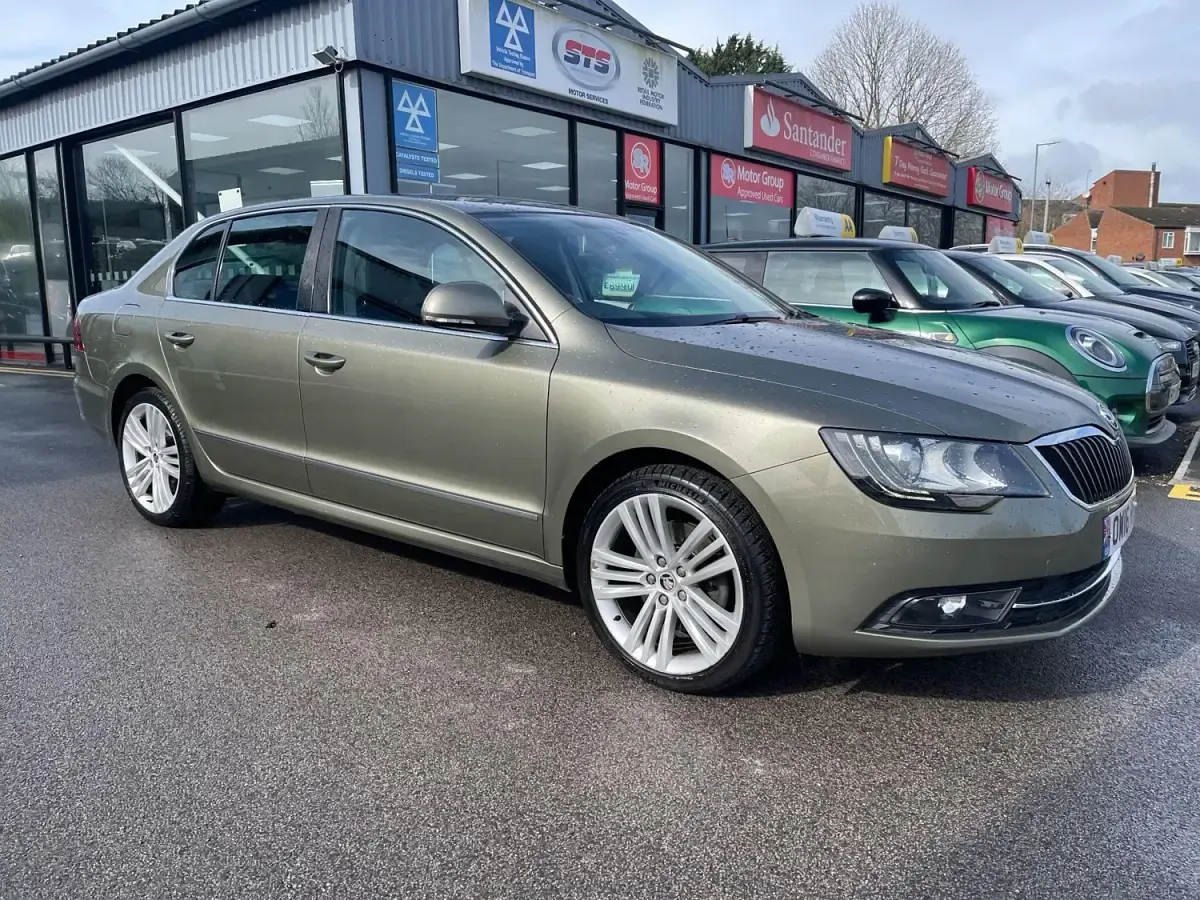 Gebraucht Skoda Superb Elegance 150 PS (110 kW) 2016 Grün Kleinwagen