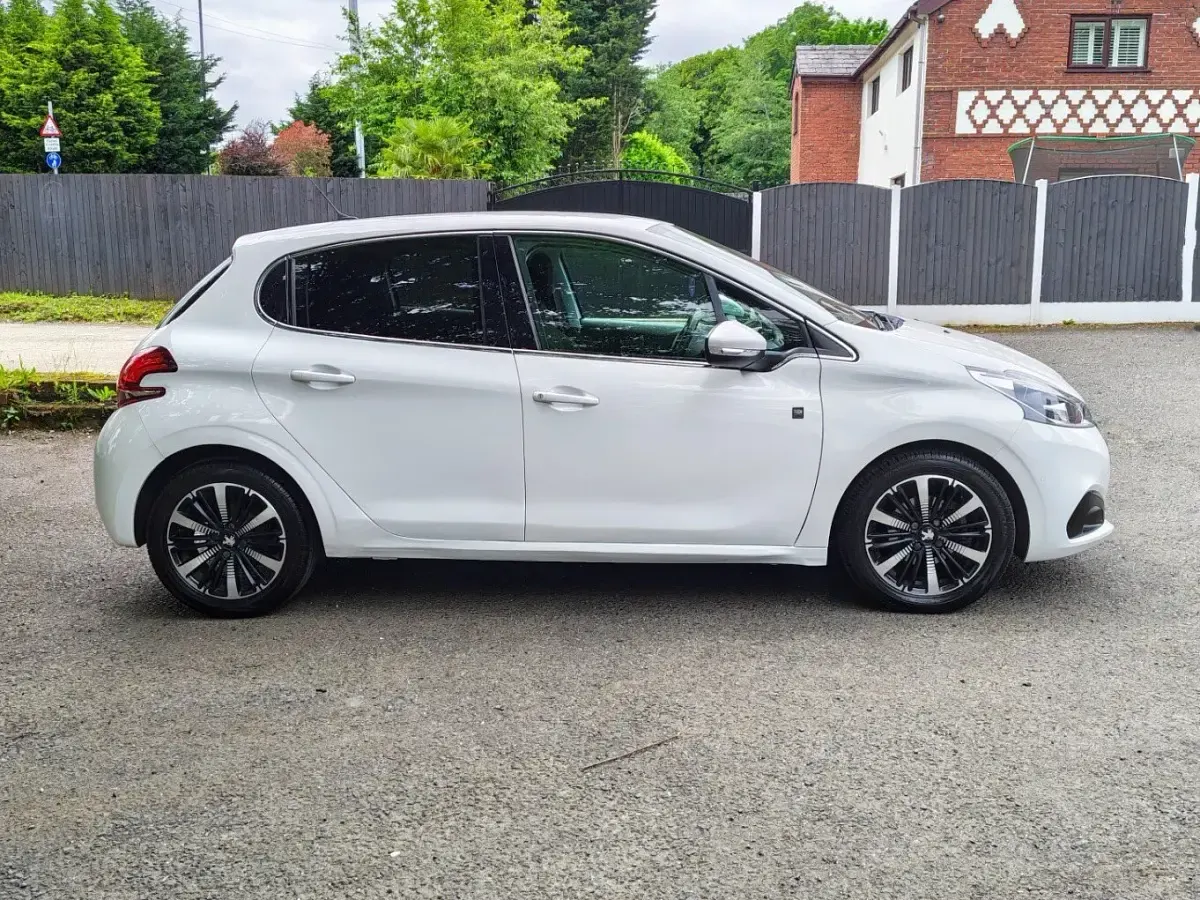 Used Peugeot 208 2019 White Hatchback