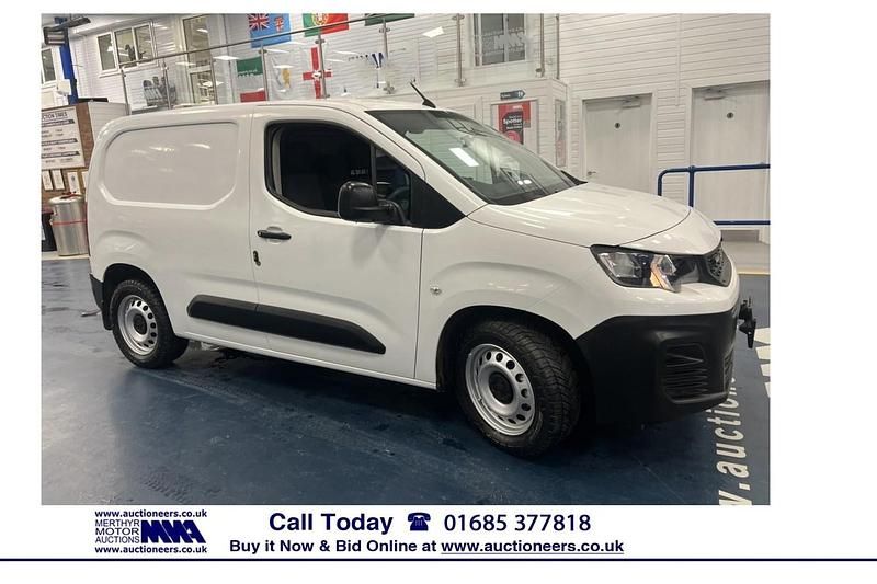 Used Peugeot Partner 100 HP (73 kW) 2020 White MPV