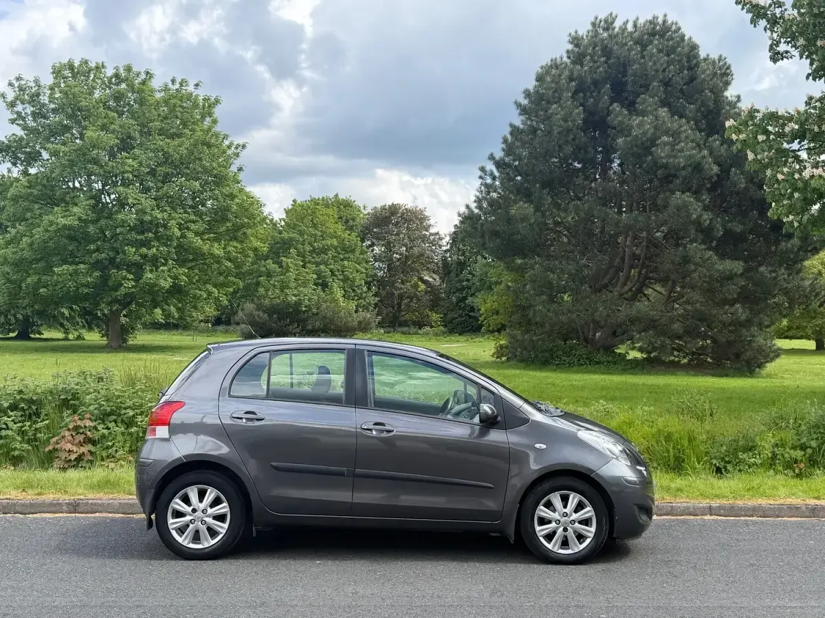 Begagnad Toyota Yaris 101 HK (74 kW) 2009 Grå Halvkombi