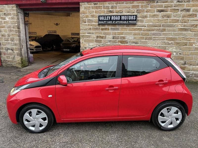 Used Toyota Aygo X-play 68 HP (50 kW) 2016 Red Hatchback