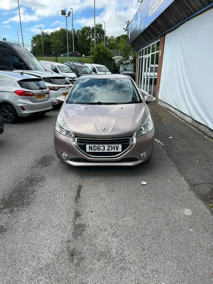 Used Peugeot 208 Allure 2014 Pink Hatchback