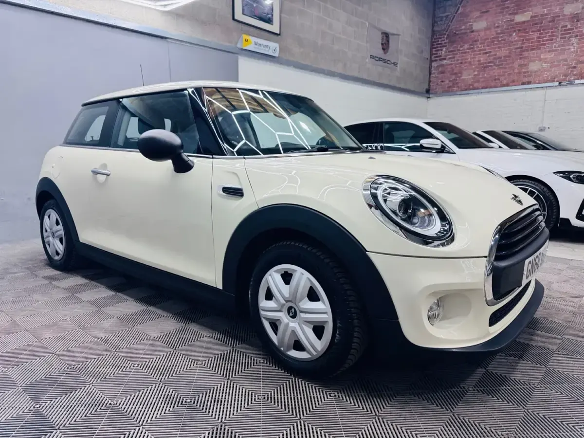Used Mini ONE Hatch 102 HP (75 kW) 2018 White Hatchback