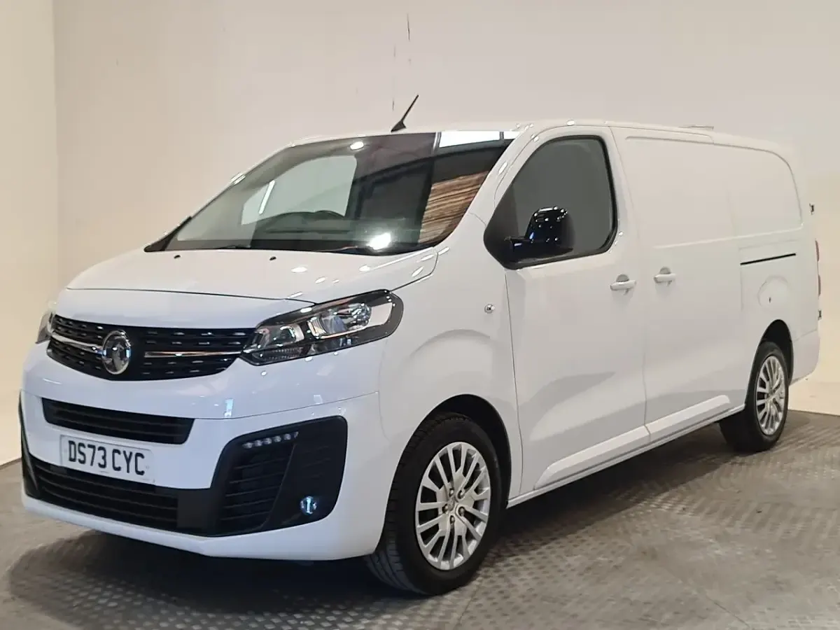Used Vauxhall Vivaro 145 HP (106 kW) 2023 White MPV