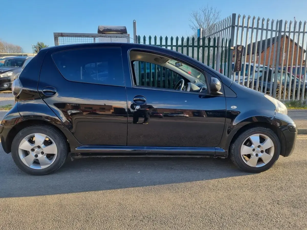 Second-hand Toyota Aygo 67 CP (49 kW) 2009 Negru Hatchback