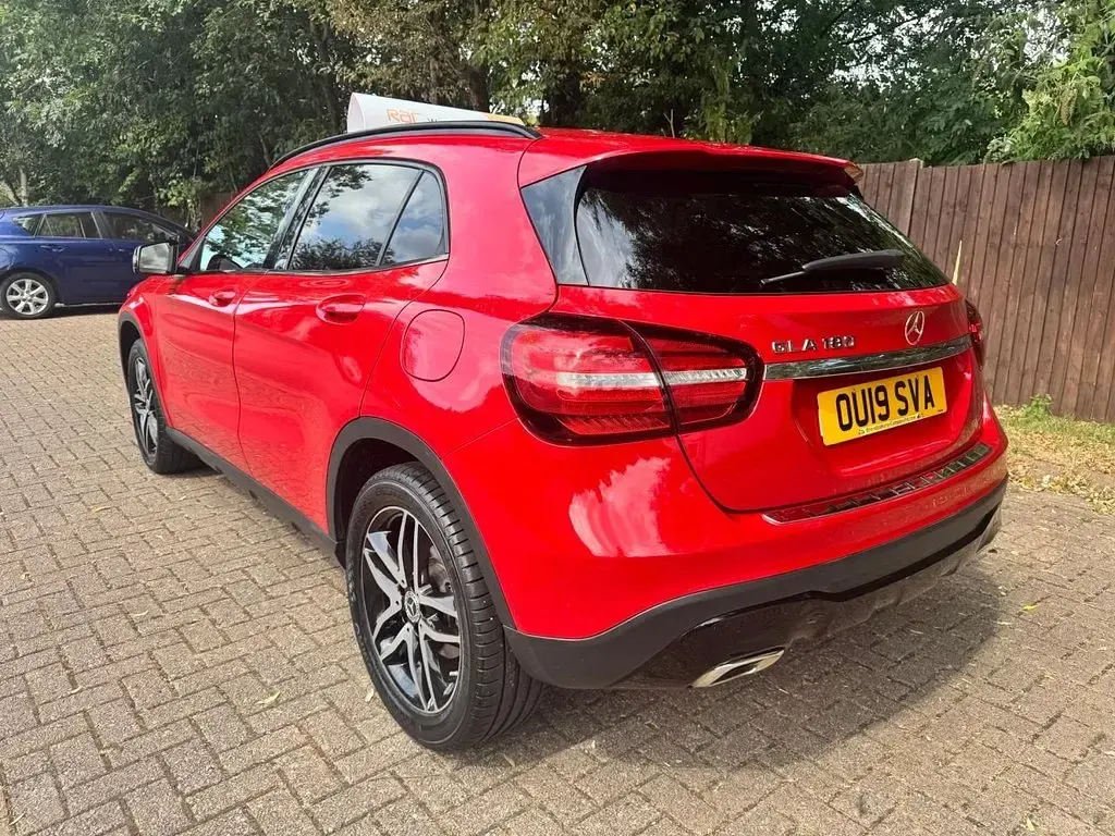 Used Mercedes GLA180 Urban 122 HP (89 kW) 2019 Red SUV