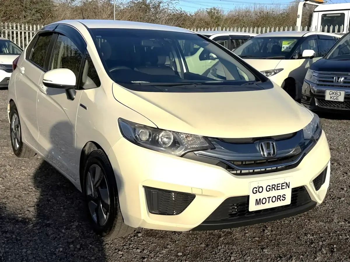 Used Honda Fit Hybrid 137 HP (100 kW) 2014 White Hatchback