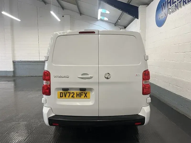 Second-hand Vauxhall Vivaro Sportive 100 CP (73 kW) 2022 Alb Monovolum