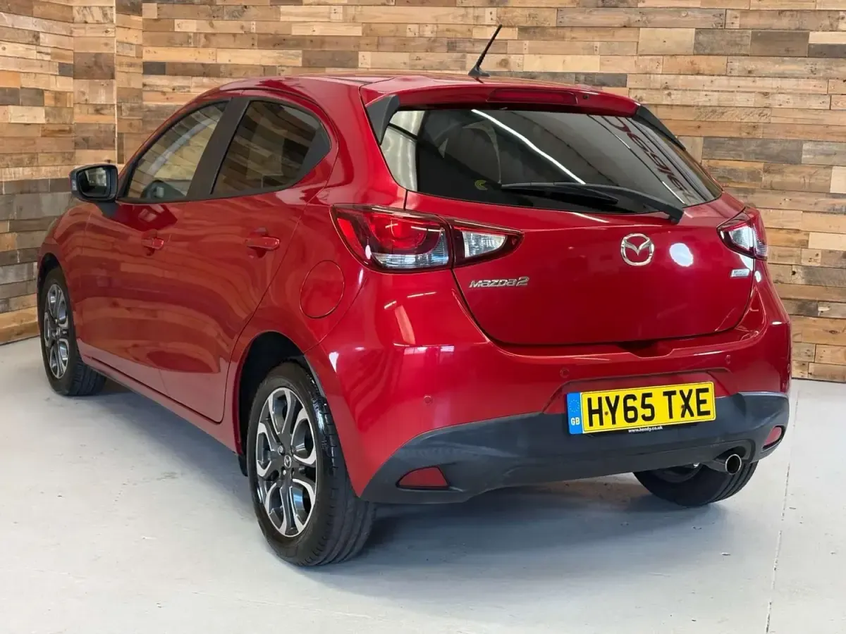 Begagnad Mazda 2 Inclusive 89 HK (65 kW) 2015 Röd Halvkombi