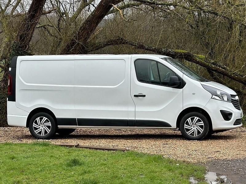 Used Vauxhall Vivaro Sportive 120 HP (88 kW) 2018 White MPV