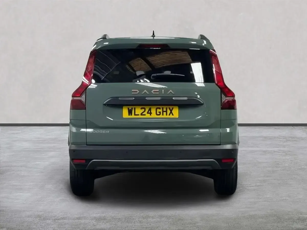 Used Dacia Jogger Extreme 110 HP (80 kW) 2024 Green MPV