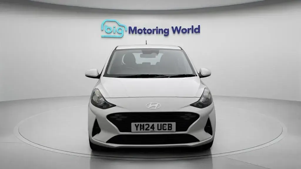 Used Hyundai i10 Advanced 63 HP (46 kW) 2024 White Hatchback