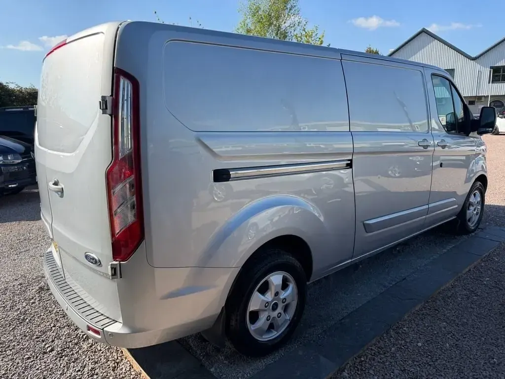 Usado Ford Transit Custom Limited 128 HP (94 kW) 2017 Prateado Van