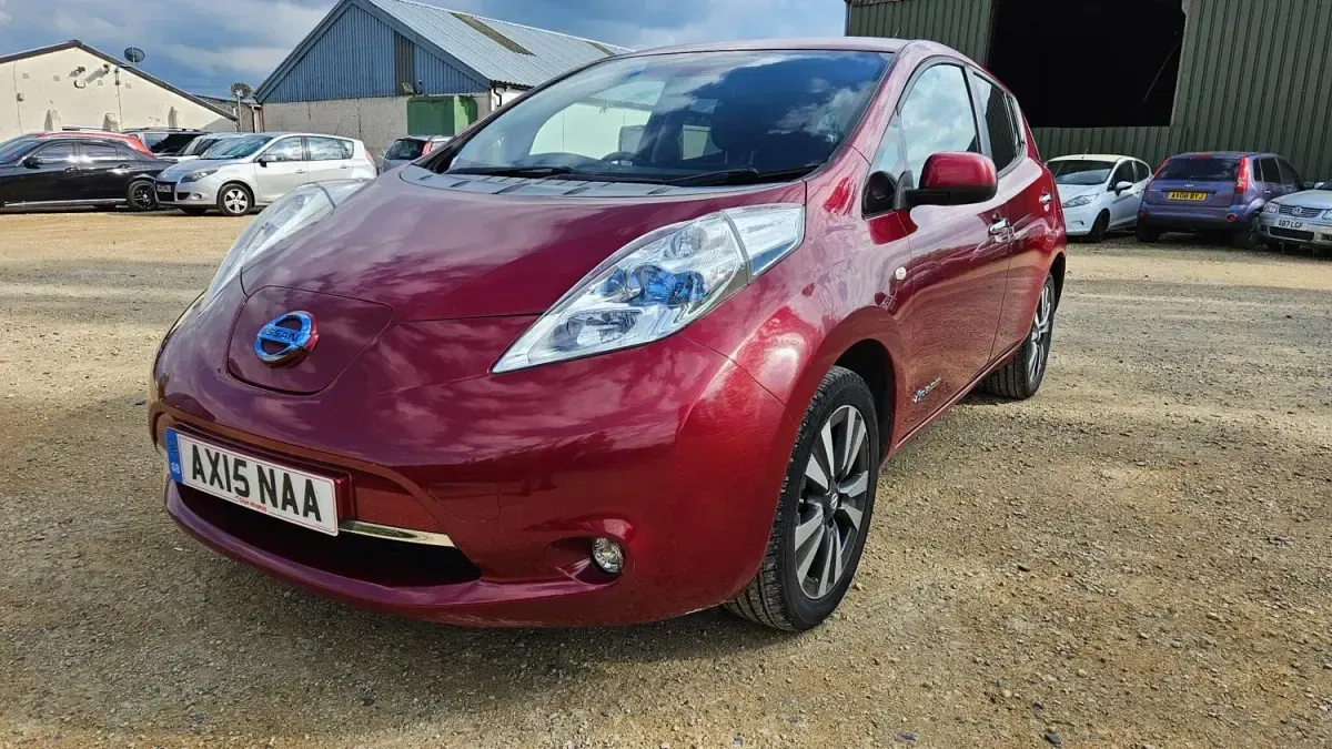 Gebraucht Nissan Leaf Tekna 80 kW (109 PS) 2015 Rot Kleinwagen