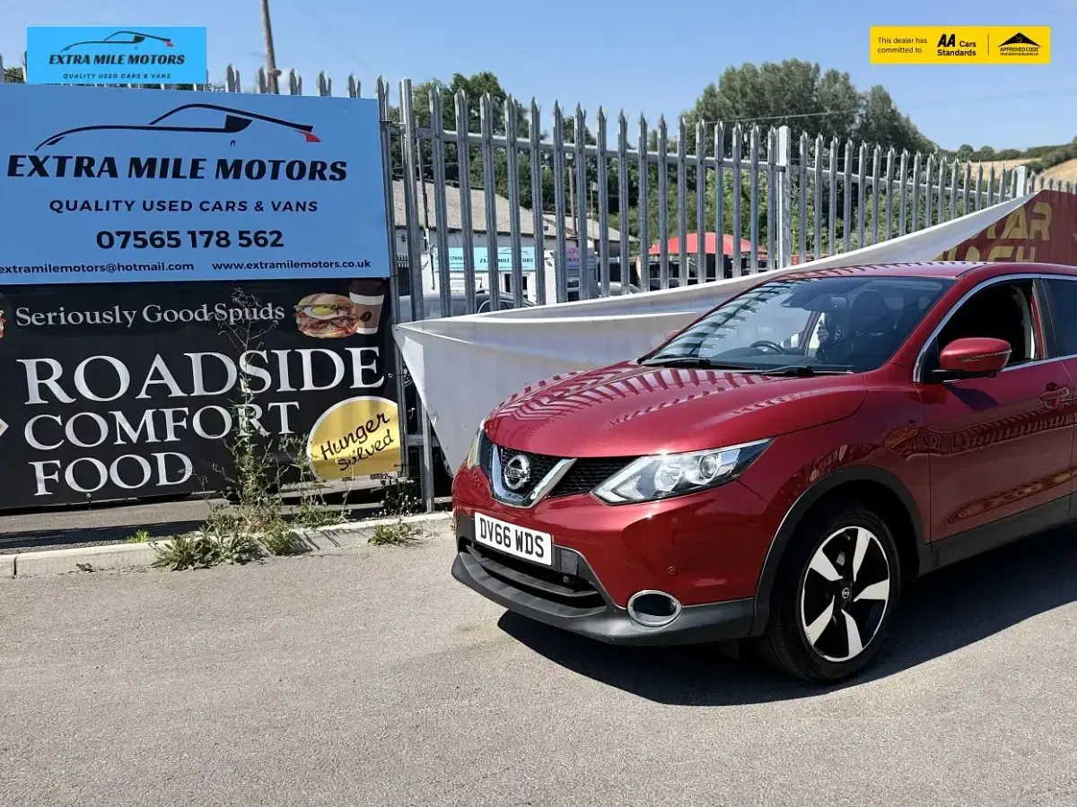 Used Nissan Qashqai N-Connecta 110 HP (80 kW) 2016 Red SUV