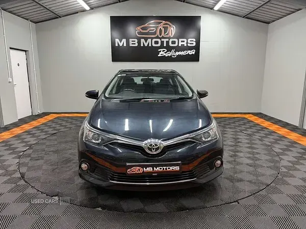 Usado Toyota Auris Business Edition 116 HP (85 kW) 2016 Cinzento Citadino