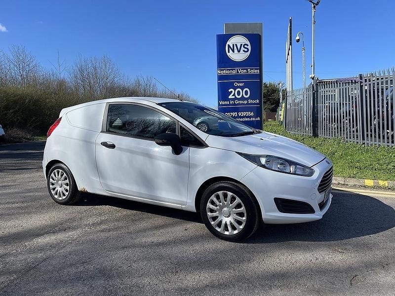 Used Ford Fiesta 75 HP (55 kW) 2016 White Van